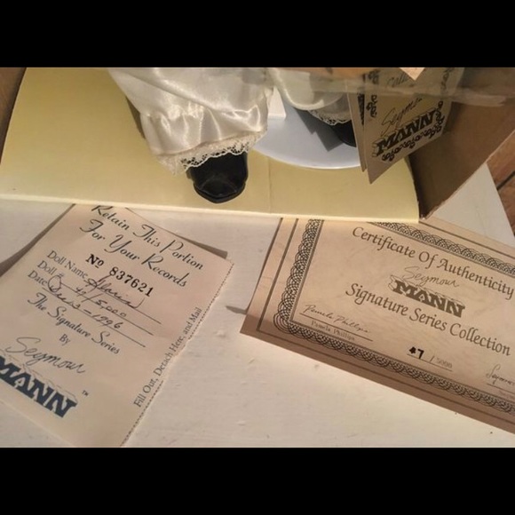 NWT GLORIA CONNOISSEUR COLLECTION DOLL - Picture 7 of 8